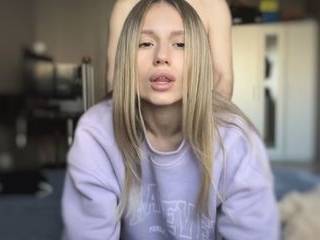 Нюша сосет хуй